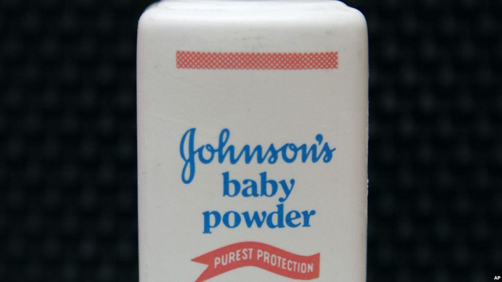Johnson & Johnson fue obligada a pagar una demanda a una mujer que afirma contrajo cáncer de ovario por usar el talco para bebé de su marca.