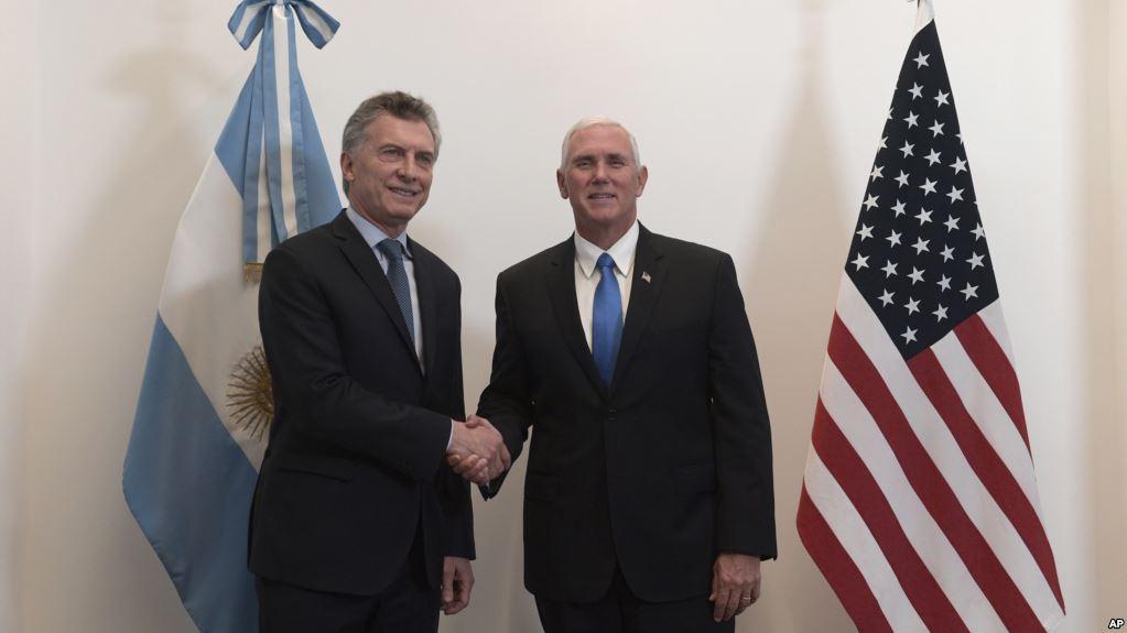 El vicepresidente de EE.UU., Mike Pence, (derecha) y el presidente de Argentina, se reunieron en Buenos Aires, el martes, 15 de agosto de 2017.