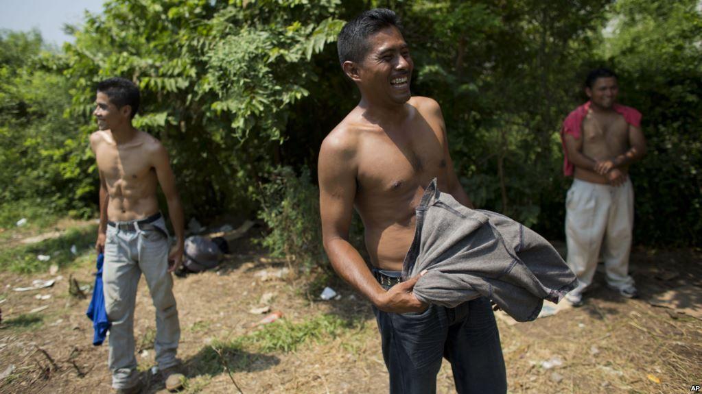 Migrantes centroamericanos aguardan en medio de un calor abrumante un tren de carga hacia el norte, en Chiapas, México. (Foto Archivo, 26 de agosto de 2014)
