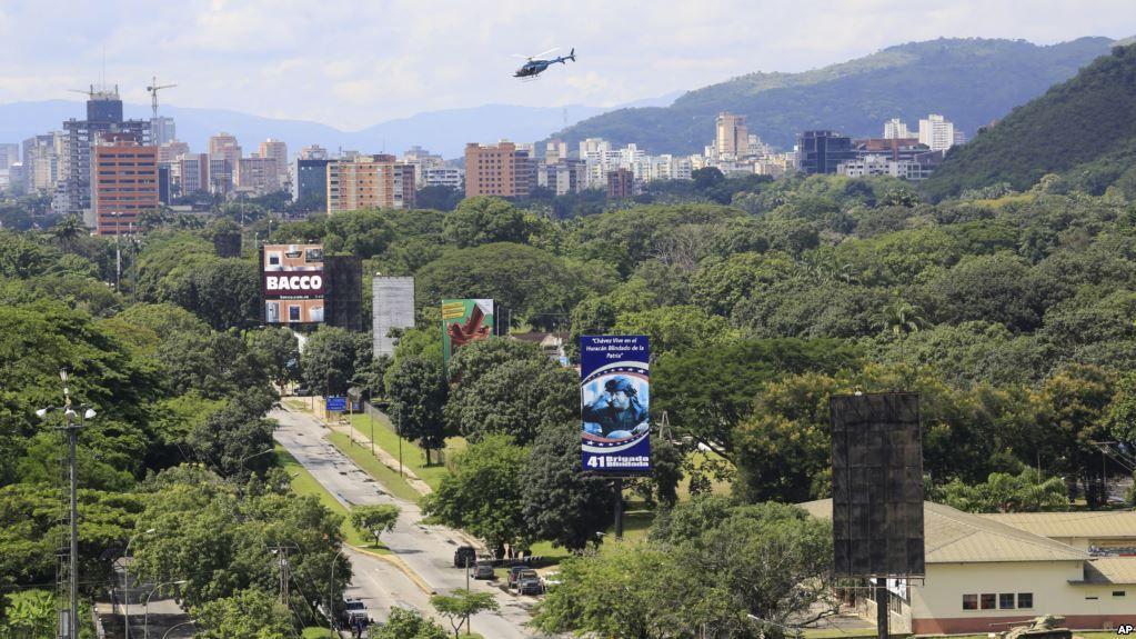 Un helicóptero vuela sobre el cuartel Paramacay en Valencia, Venezuela, donde se registró un alzamiento militar.