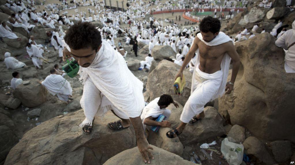 Peregrinos musulmanes suben la montaña sagrada Jabal Al Rahma, o la Montaña del perdón, en Arafat, para el peregrinaje anual del Hajj, en las afueras de la ciudad santa de La Meca, Arabia Saudita, el jueves, 31 de agosto, de 2017.