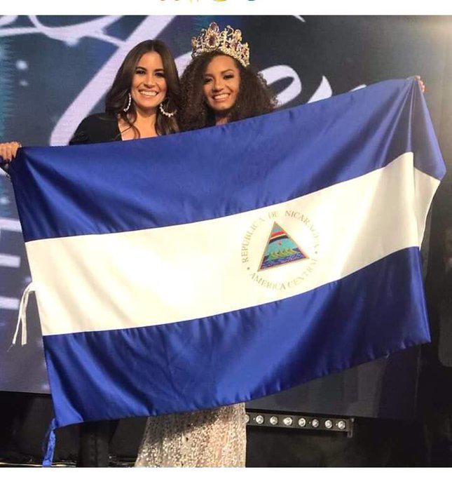 Alondra Layton,Miss Teen Universe junto a Xiomara Blandino portando la Bandera con un arcoiris rojo y negro-imagen tomada de Redes
