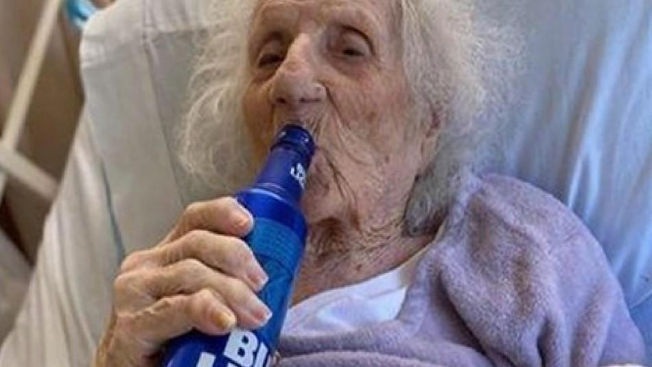 La anciana de 103 años festejó con una cerveza su recuperación/ imagen tomada de Meganoticias
