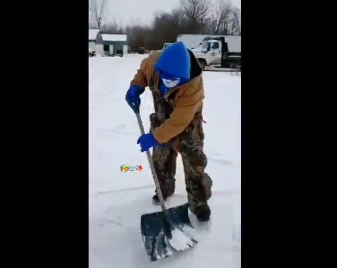 Ex alcalde de Molukukú, trabaja despejando la nieve de las calles en Estados Unidos