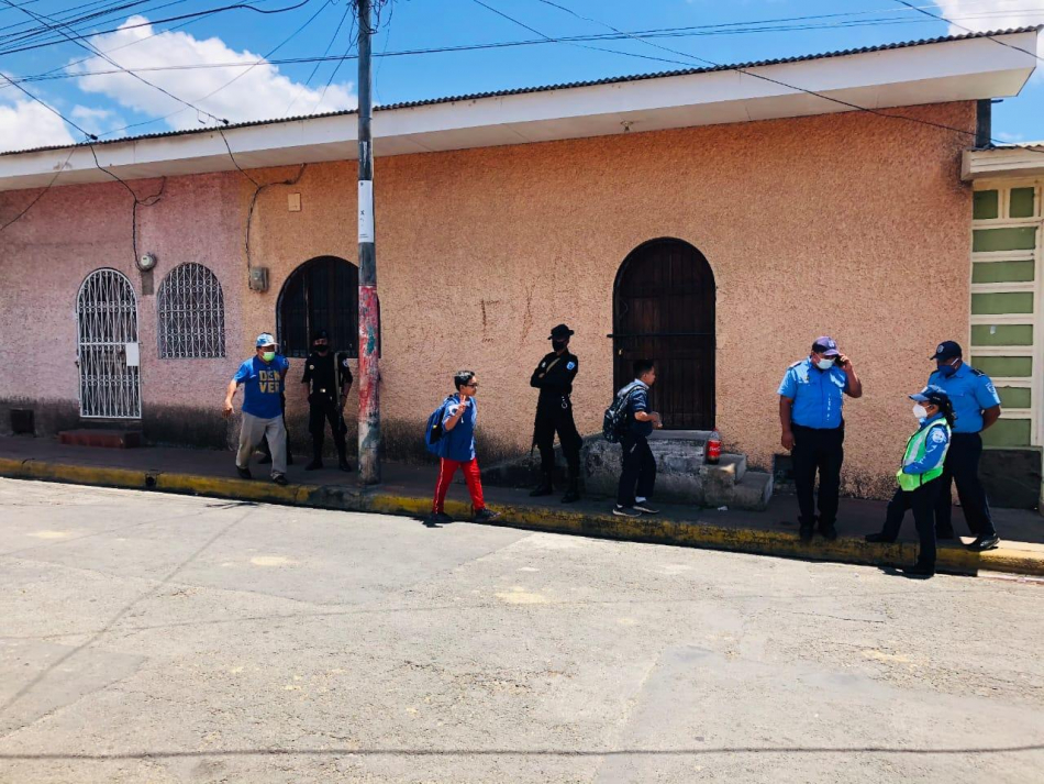 Policia  en las instalaciones del Partido Ciudadano Por La Libertad en Jinotepe