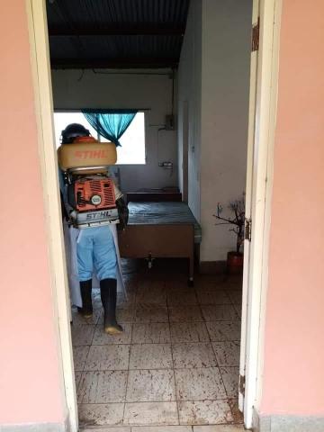 Ministerio de salud desinfectando habitaciones de huéspedes en los asilos de anciano
