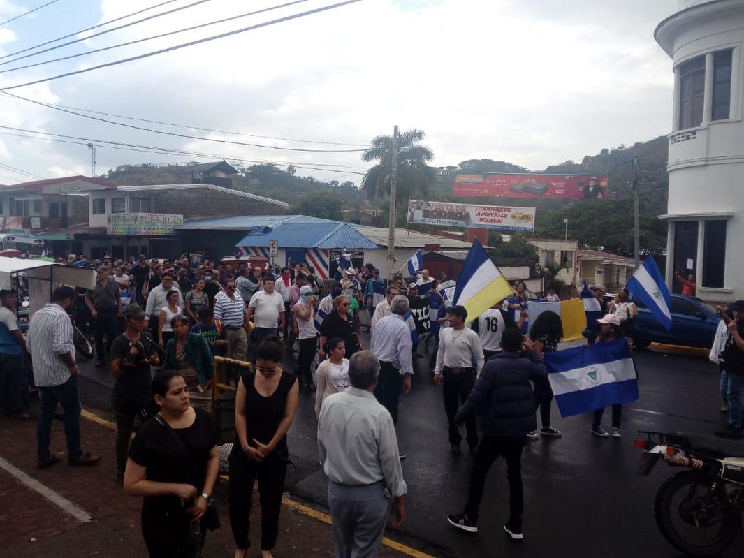 Durante las honras fúnebres de Eddy las personas portaron la bandera de Nicaragua
