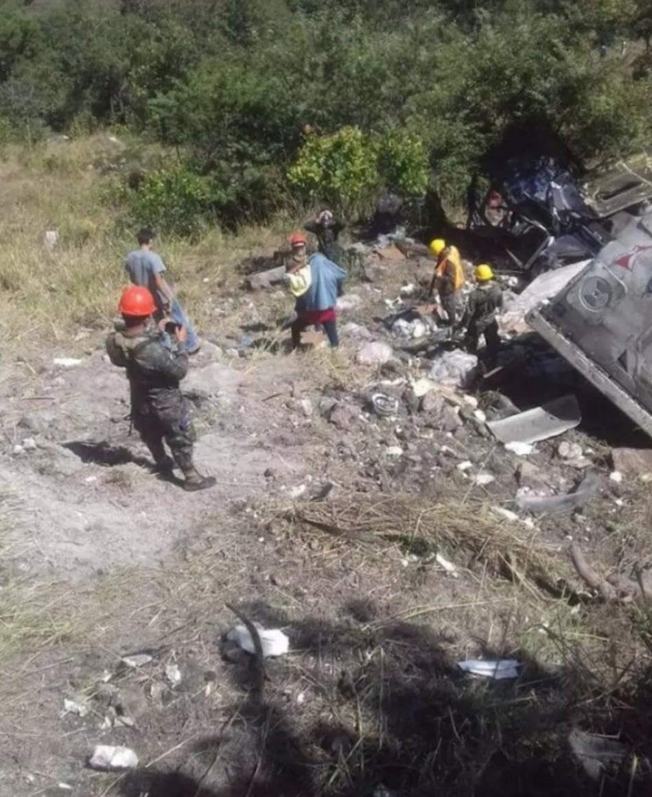 Furgonero nica muere al precipitarse a un  barranco en Honduras