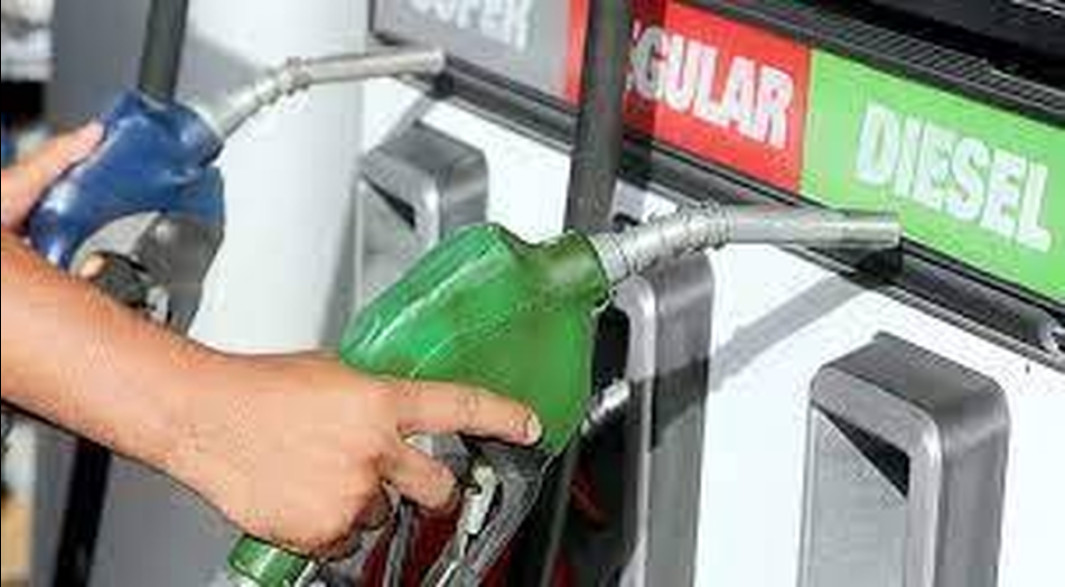 Precios de combustibles continúan congelados, gobierno asume alza 