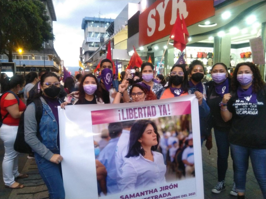 Las jóvenes, en su mayoría exiliadas desde el año 2018, exigieron en San José la liberación de las presas políticas en el día contra la violencia hacia la mujer. 