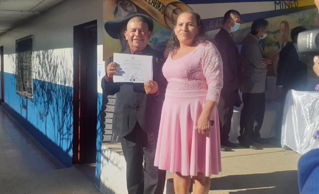 Jinotepe: Juan de Dios el estudiante de 62 años que se bachilleró con honores