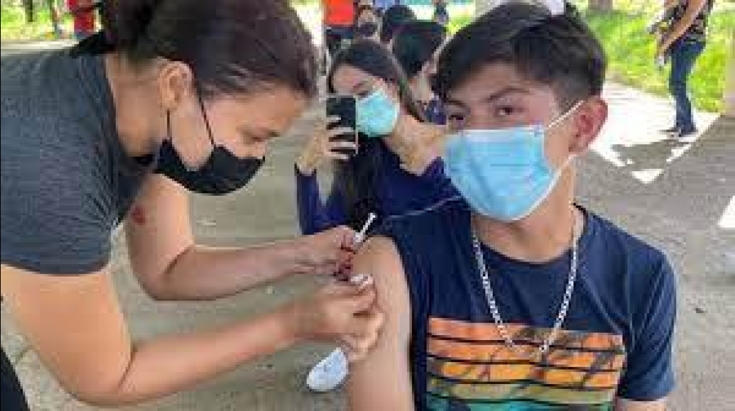 Nica recibiendo la vacuna anticovid-19 en Honduras