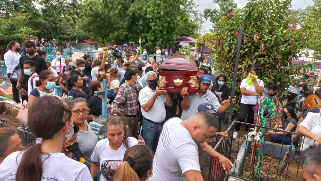 Escenas tristes y desgarradoras se vivieron ayer en el cementerio de Telica, cuando los restos mortales del locutor Calixto Rojas fueron sepultados en ese camposanto. 