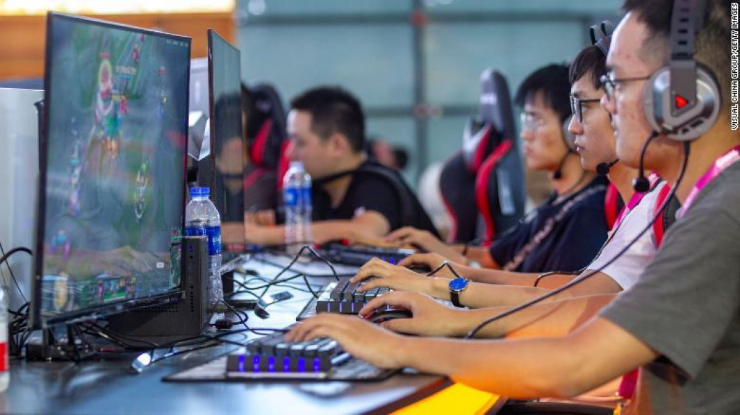 Jóvenes Chinos jugando videosjuegos