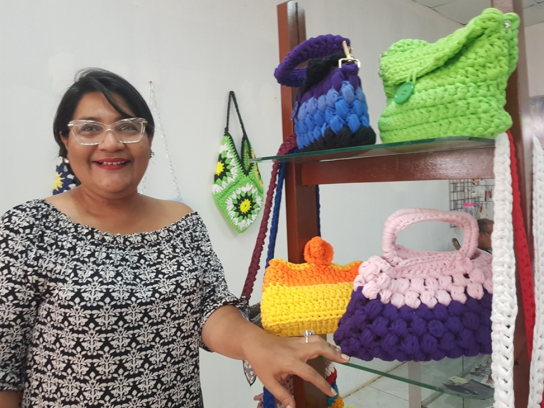 Brenda Elizabeth Molina, crea bolsos tejidos con trapillo. Su colorido es un elemento característico de sus diseños.