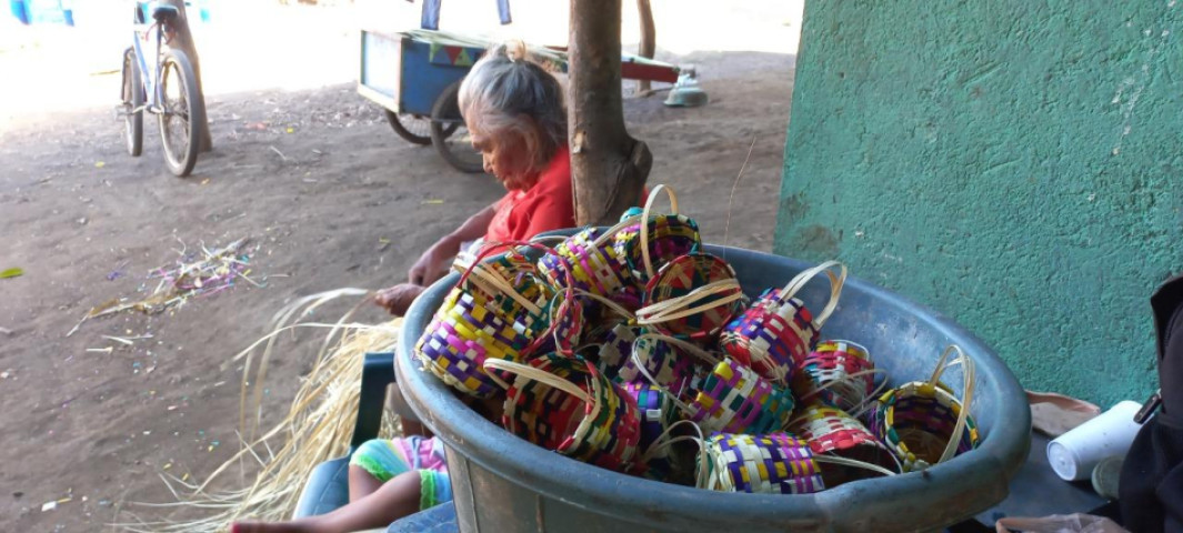 Doña Bernabé Muñoz, de 93 años, tiene tres décadas de dedicarse a la elaboración de “indios” y canastitas de palma.