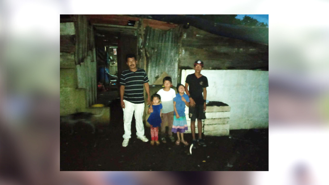 Esta es la precaria vivienda donde habita don Miguel Mojica junto a sus seis hijos.