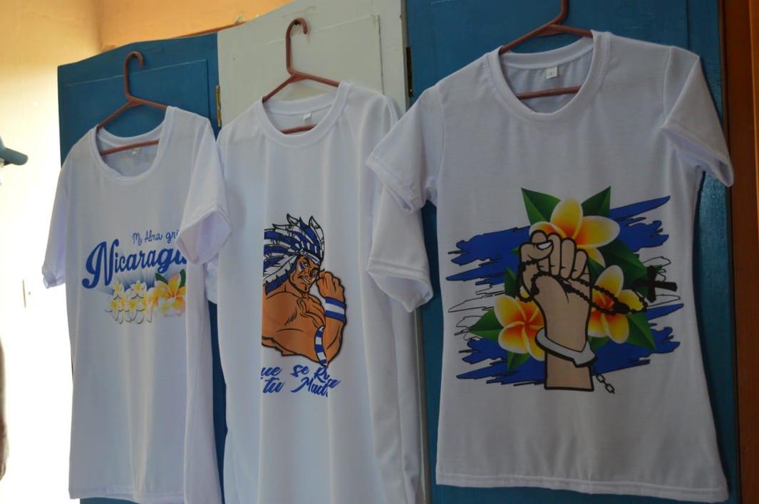 Parte de las camisas que comercializan los hermanos Imagen-Periodista Carlos Arce