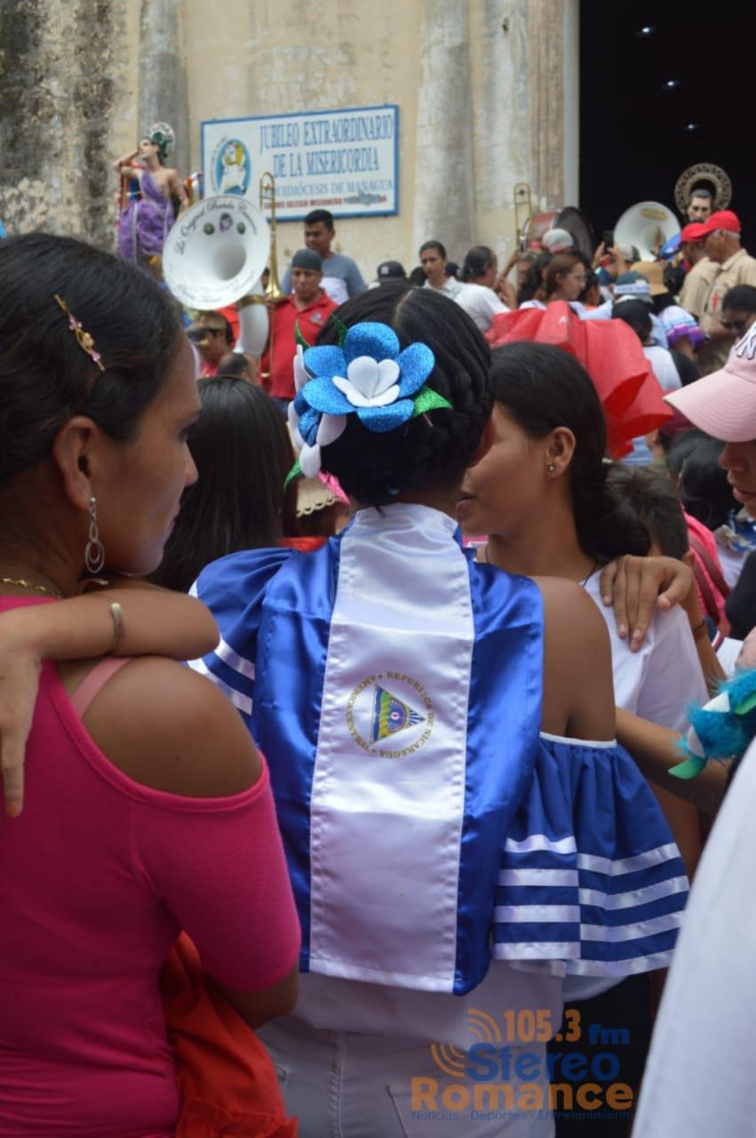 La joven acompaña este 25 de julio el recorrido de Santiago luciendo la bandera de Nicaragua 