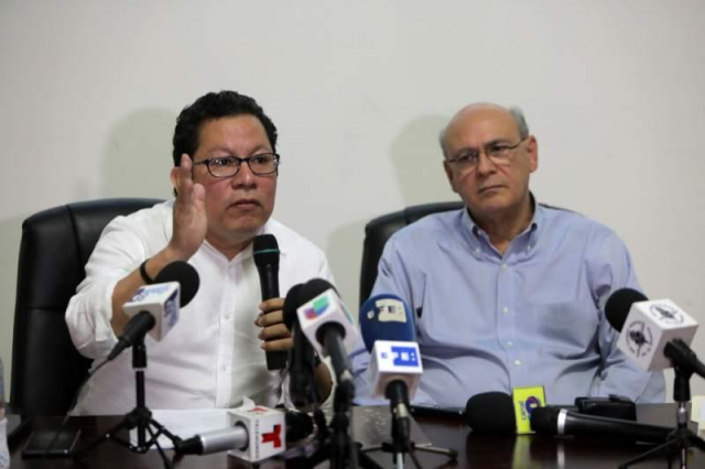 Miguel Mora y Carlos Fernando reclamando sus medios de comunicación/imagen tomada de 100%Noticias