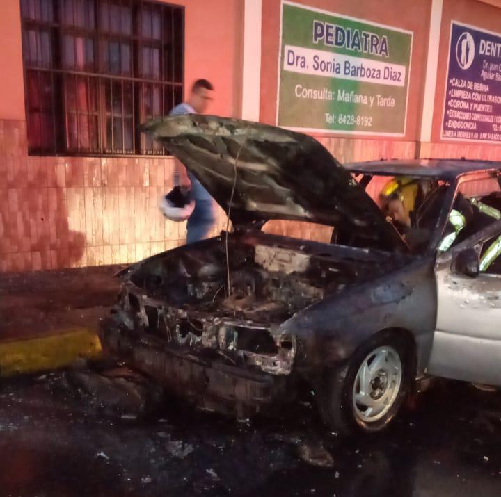 Vehículo toma fuego en calle de Jinotepe