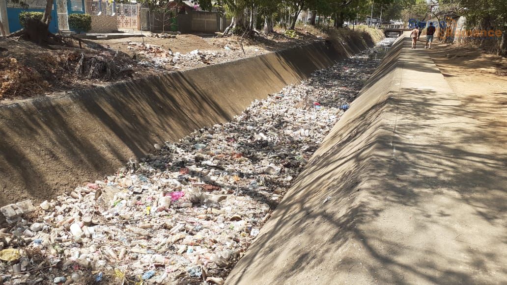 Pobladores denuncian que cauce en Masaya sigue atascado de desperdicios 
