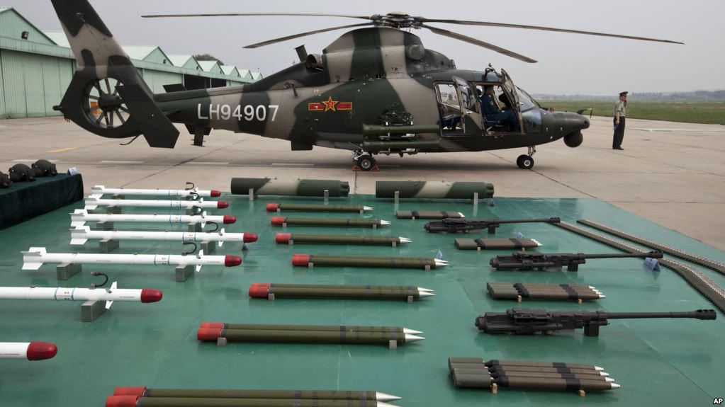 Un helicóptero de ataque Z-9WZ de fabricación china junto con su armamento. (Foto de archivo de julio de 2012).