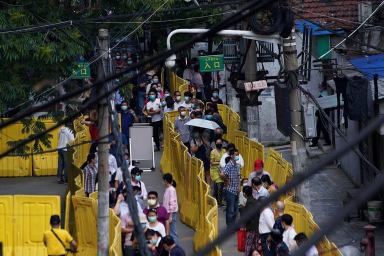 Chinos haciendo fila para hacerse la prueba del Covid-19/ imagen tomada Reuters