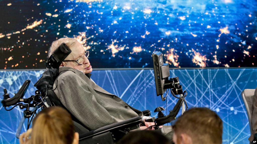 Stephen Hawking durante una conferencia de prensa el 12 de abril de 2016 en Nueva York.