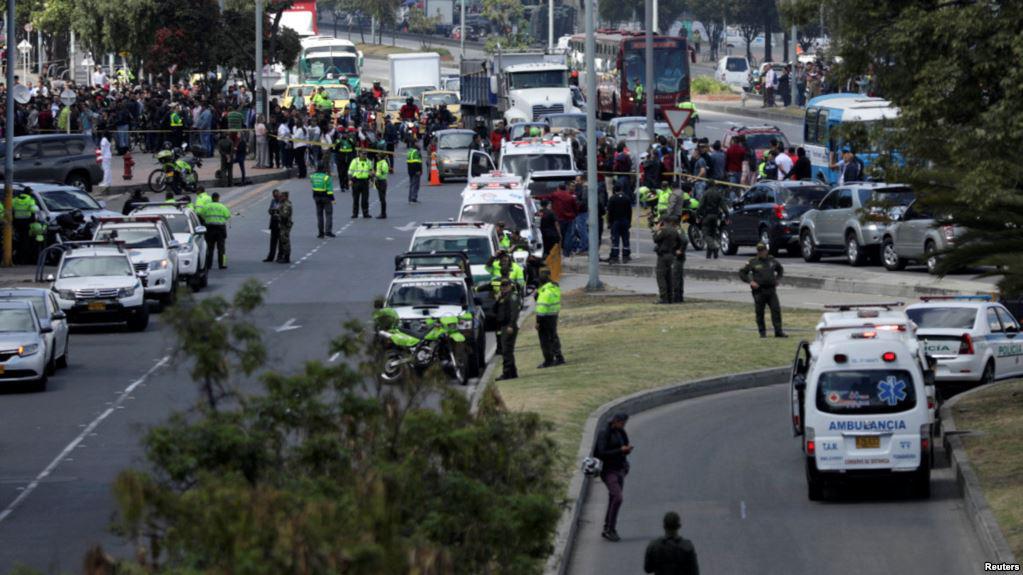 La policía y el personal de seguridad trabajan en el lugar donde explotó un coche bomba, según las autoridades, en Bogotá.