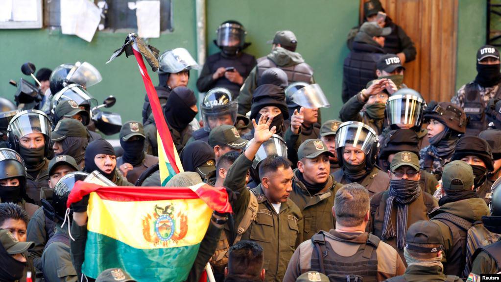 Policias se unen a manifestantes que piden la renuncia de Evo/Imagen tomada de la Voz de América