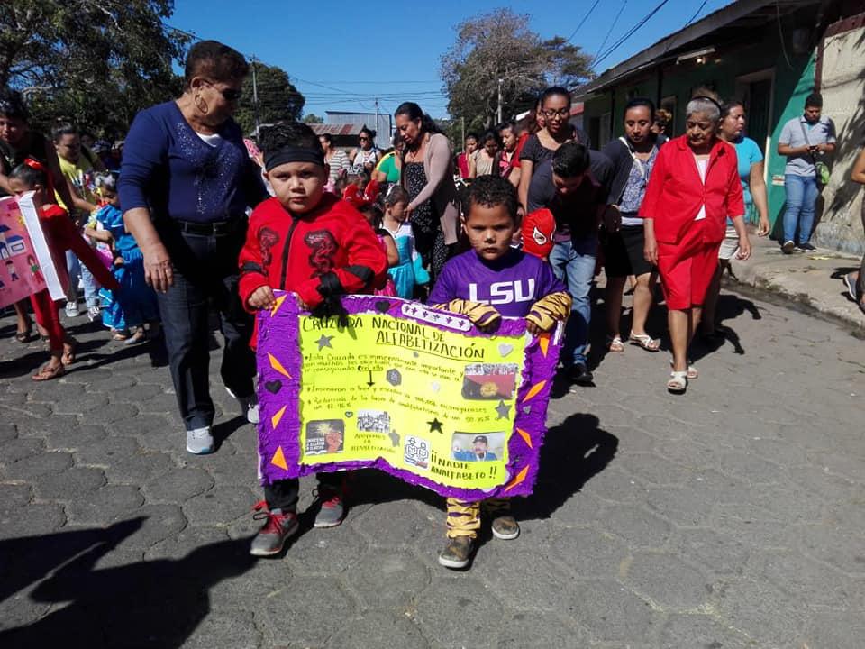 Los niños vistieron disfraces y cargaron pancartas alusivas a la conmemoración 