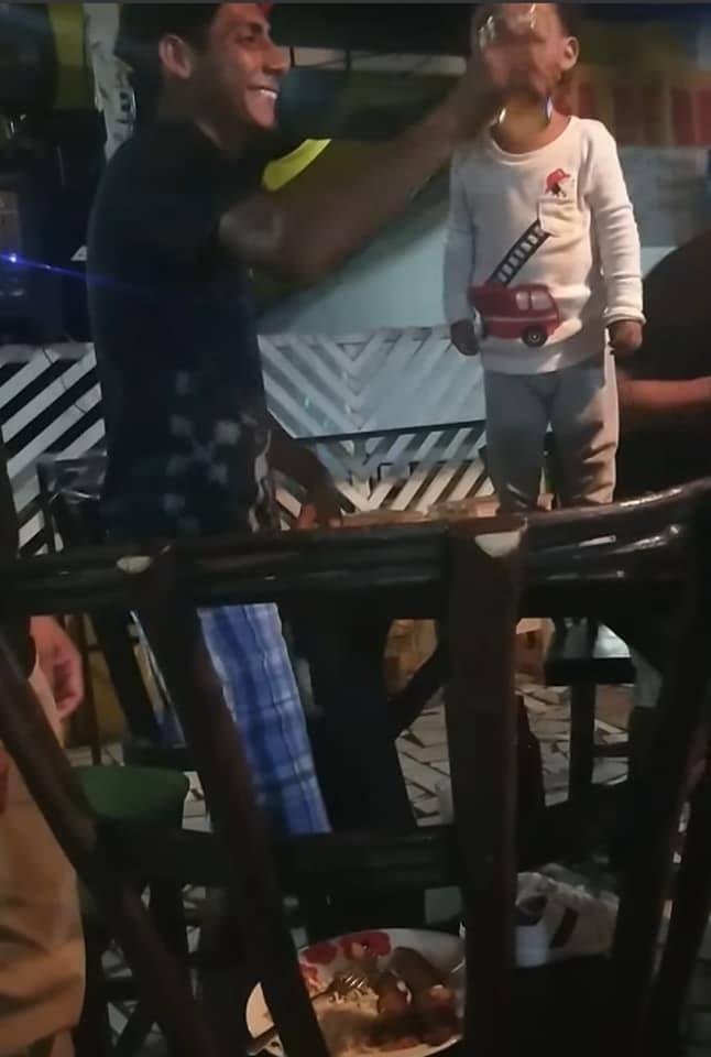 Hombre le da licor a niño de 2 años en un bar de Managua