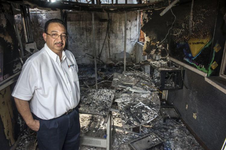 Anibal Toruño, entre las cenizas después que prendieron fuego a la Radio Darío. Imagen de LA PRENSA/ ÓSCAR NAVARRETE