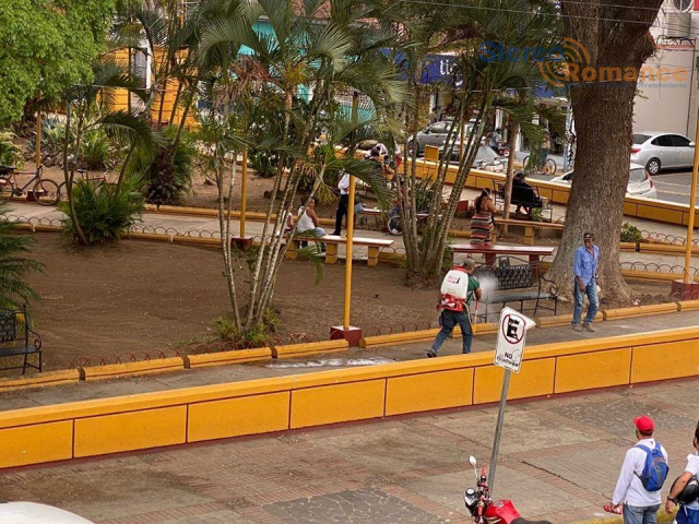 El parque municipal de Jinotepe-Carazo siendo desinfectado