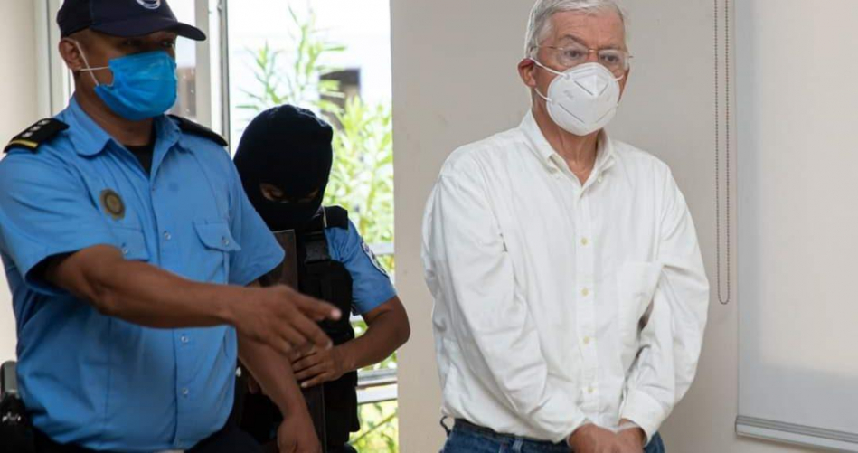 Policía Nacional presenta al excanciller Francisco Aguiire Sacasa por la compra de dos campanas robadas/imagen tomada de Nicaragua Investiga
