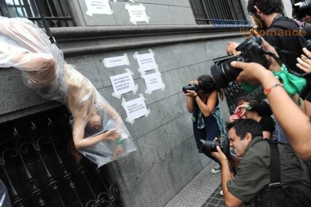 Feminista manifestándose en Argentina/imagen tomada de El Clarín de Argentina