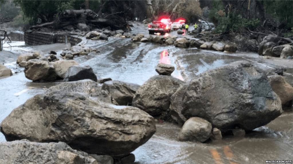 Varias rocas bloquean la carretera de Hot Springs a la altura de Montecito, en California, el 9 de enero de 2018.