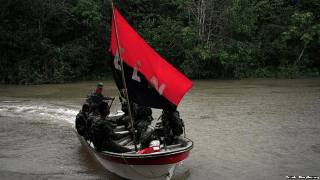 (1/1)Foto de archivo de un grupo de rebeldes del Ejército de Liberación Nacional (ELN) en un bote en la selva del noroeste de Colombia. Ago 30, 2017. REUTERS/Federico Rios