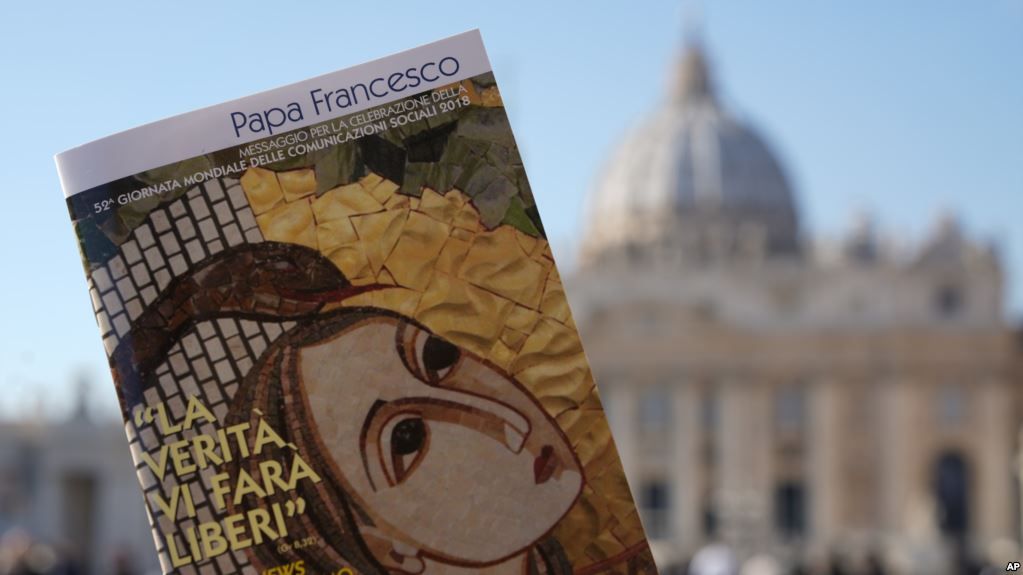 El libro "Noticias Falsas" del papa Francisco es fotografiado frente a la Basílica de San Pedro, en El Vaticano, el miércoles, 24 de enero de 2018.