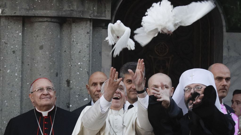El papa Francisco y el arzobispo católico griego Sviatoslav Shevchuk (derecha) liberan palomas blancas durante la visita del pontífice a la Basílica de Santa Sofía en Roma, el domingo, 28 de enero de 2018.