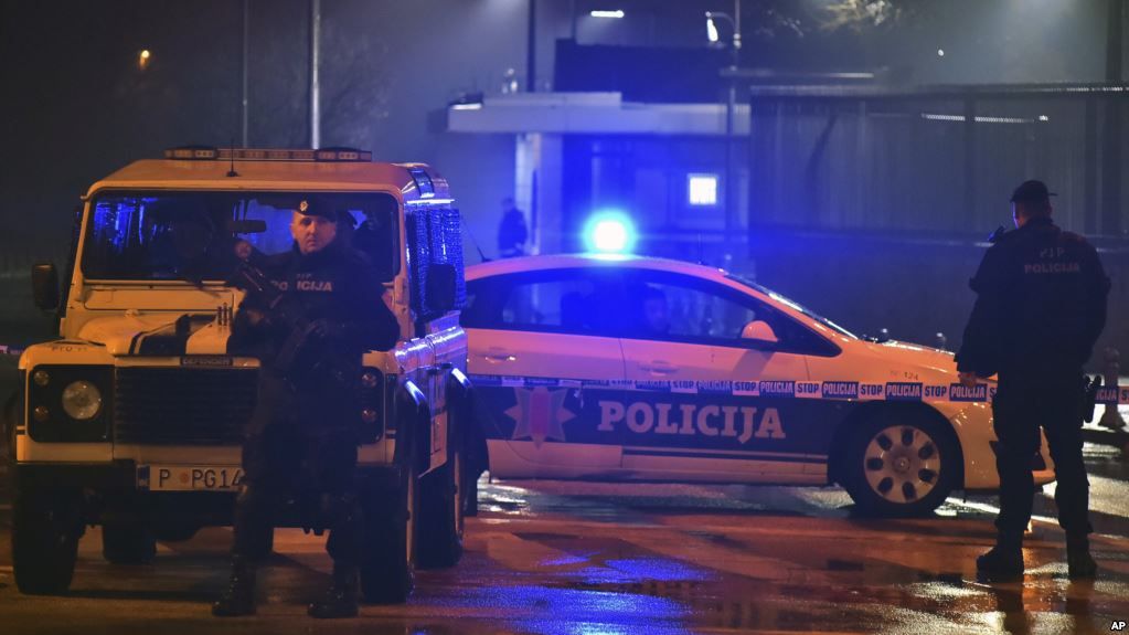 Autos de la policía bloquean los alrededores de la embajada de EE.UU. en Podgorica, la capital de Montenegro, el jueves 22 de febrero.