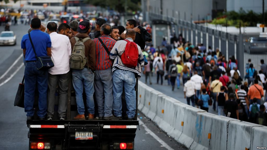 Caraqueños se desplazan hacia/desde sus lugares de trabajo durante un apagón que impactó el sistema de transporte público. Caracas, Venezuela. 6-2-18.