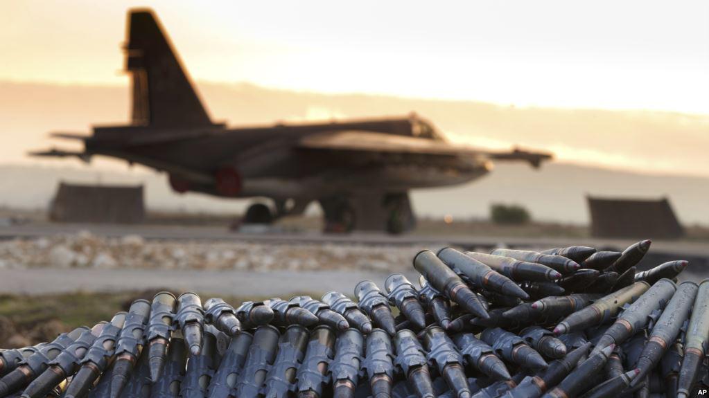 Un avión bélico ruso está siendo con un cargamento de municiones en la base aérea de Hmeymim, en Siria. Foto de archivo proporcionada por el Servicio de Prensa del Ministerio de Defensa de Rusia.