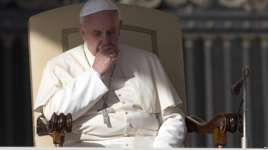 El papa Francisco ha convocado al Vaticano a 300 jóvenes el mes próximo para que expresen sus inquietudes sobre la Iglesia Católica.