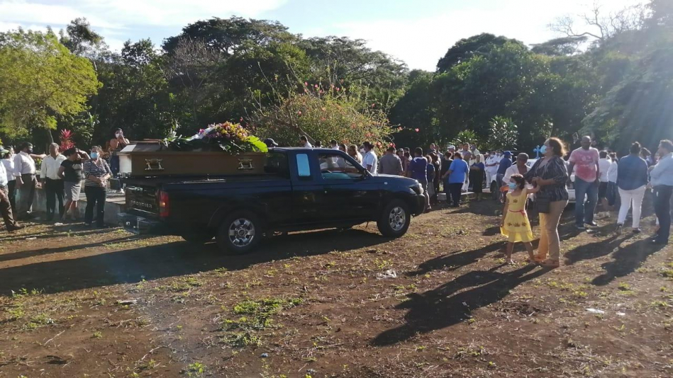 Multitud acompaña entierro del fiscal del Hospital Regional Santiago de Jinotepe