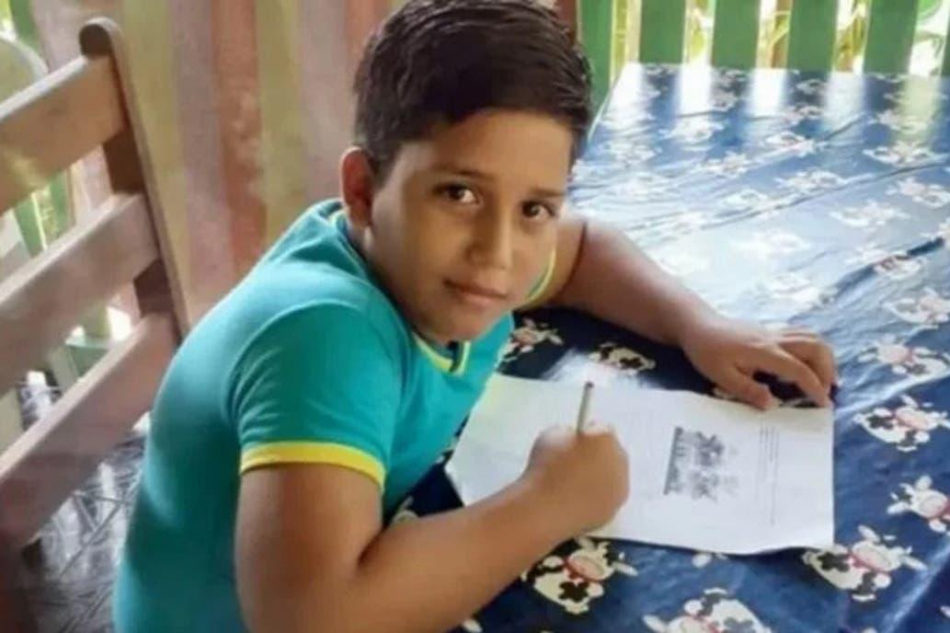 Niño de 11 años murió al recibir una descarga porque jugaba con el celular conectado