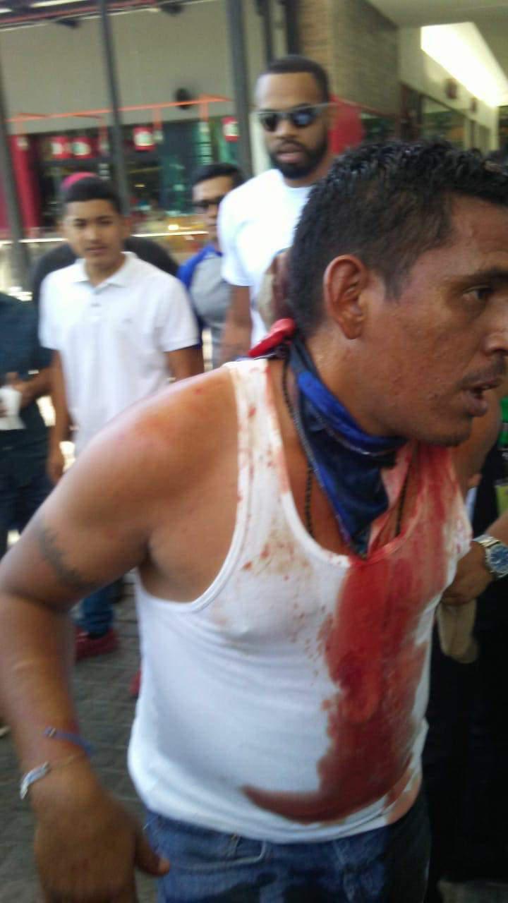 Ciudadanos que se encontraban en Metrocentro lograron capturar con sus celulares las escenas de represión y agresión 