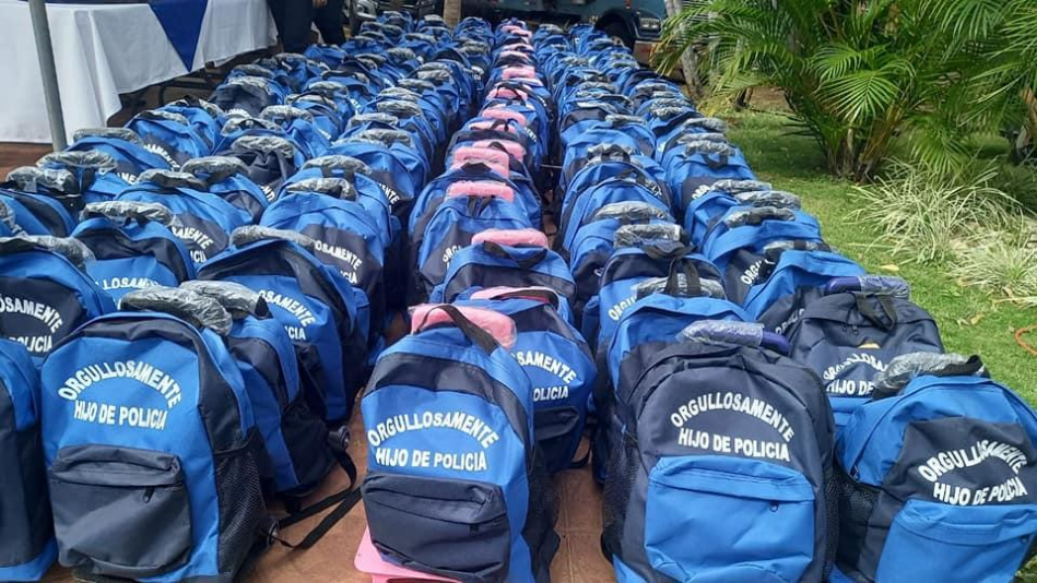 “Orgullosamente hijo de policía”, se lee en mochilas entregadas a los niños por la institución