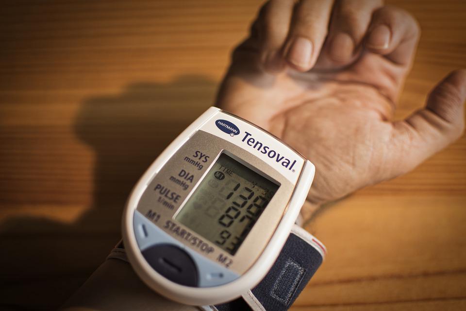 La presión arterial óptima de las personas es de 120/80 milímetros de mercurio (mmhg) y quien presenta 140/90 mmHg o más es un hipertenso.